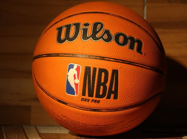 Por qué la NBA gana dinero y el baloncesto europeo lo pierde: una lección de diseño institucional